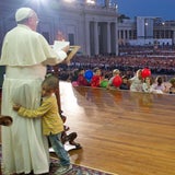 Kleiner Bub "besucht" den Papst