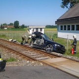 Auto von Zug zweigeteilt: Lenker überlebt
