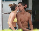 Candice Swanepoel turtel mit Hermann Nicoli am Strand