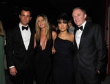 Jennifer Aniston protzt mit Mörder-Ausschnitt & Liebes-Klunker