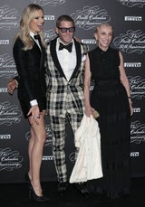Karolina Kurkova zeigt sich in sexy Smoking