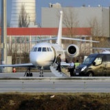Hier kommt Arnie in Wien Schwechat an