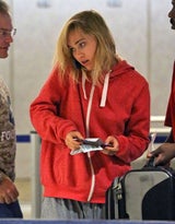 Suki Waterhouse am Flughafen