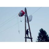 Paragleiter landete bei Graz auf Strommast