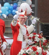 Hier macht Stöger den Karnevals-Prinzen