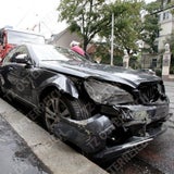 Mercedes rast in Wiener Schanigarten
