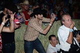 Ashton Kutcher als Cowboy auf Musikfestival