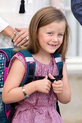 Prinzessin Isabella trägt stolz ihre Schultasche