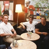 Arnie und sein Sohn Patrick spazieren durch Graz