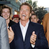 Arnie und sein Sohn Patrick spazieren durch Graz