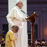 Kleiner Bub "besucht" den Papst