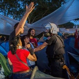 Mit Wasserwerfern und Tränengas gegen Demonstranten