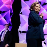 Clinton entgeht Schuh-Angriff