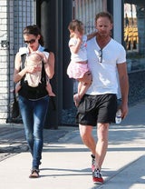 Ian Ziering shoppt mit Frau und Kindern