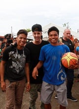 Justin Bieber besucht Orkan-Opfer in Tacloban