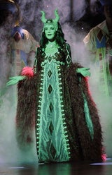 Priscilla Presley als böse Hexe