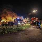 50 Strohballen in Flammen