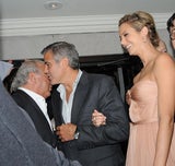 'Mrs. Clooney' zeigt Dekolleté