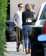 Charlize Theron packt mit an