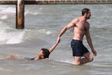 Hugh Jackman: Waschbrettbauch am Strand