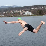 Sprung bei 8 Grad in den Wörthersee