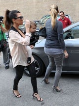Kim Kardashian unterwegs mit Kourtney und Kindern