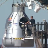 Baumgartner besteigt die Kapsel