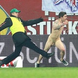 Der Flitzer raste über das Spielfeld und zeigte Stinkefinger