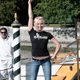 Femen protestiert erstmals angezogen (!)