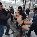 Nackt-Protest vor Parlament