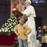 Kleiner Bub "besucht" den Papst