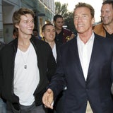 Arnie und sein Sohn Patrick spazieren durch Graz