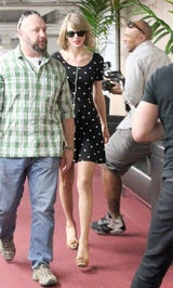 Taylor Swift in H&M-Pünktchenkleid