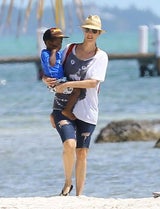 Charlize Theron mit Sohn Jackson am Strand