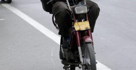 Der Teenie floh mit seinem Moped vor der Polizei.