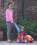 Alessandra Ambrosio spaziert mit Hund und Sohn