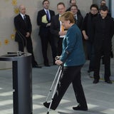 Angela Merkel auf Krücken im Kanzleramt