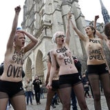 Busen-Protest zum Papst-Rücktritt