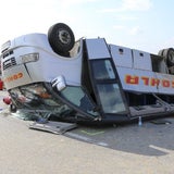 Schulbus krachte in Lkw: 20 Kinder verletzt