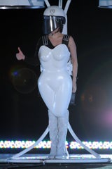 Lady Gaga im fliegenden Kleid