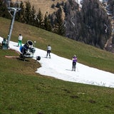 Skifahren auf der grünen Wiese