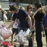 Christian Bale besucht die Opfer