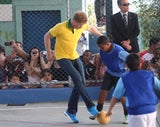 Prinz Harry spielt mit Waisenkindern in Brasilien Fußball