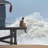 Monster-Wellen ziehen tausende Surfer an