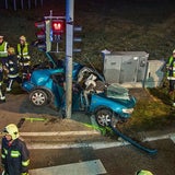 PKW prallt frontal gegen Ampelkasten