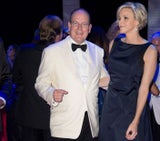 Fürstin Charlène & Fürst Albert verliebt am Rot-Kreuz-Ball