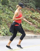 Stacy Keibler joggt mit Babybauch