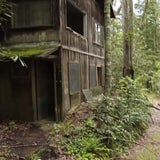 Wanderer entdeckt verlassene Stadt im Wald