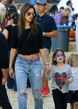 Alessandra Ambrosio hat Spaß im Kürbisfeld