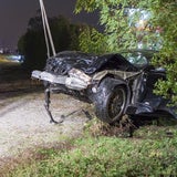 Cabrio prallt frontal gegen Verteilerkasten